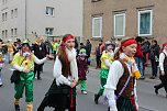 N&auml;rrinnen und Narren trotzen Wetter (1) (Foto: Karl-Heinz Herrmann)
