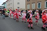N&auml;rrinnen und Narren trotzen Wetter (1) (Foto: Karl-Heinz Herrmann)