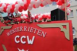 N&auml;rrinnen und Narren trotzen Wetter (2) (Foto: Karl-Heinz Herrmann)