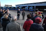 Zahlreiche Mitarbeiter der VGS und Vertreter anderer Unternehmen wohnten der &Uuml;bergabe von acht neuen Bussen an die VGS durch Landr&auml;tin Dr. Angelika Klein bei. (Foto: Jochen Miche)