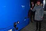 Petra Hartung ist nicht nur f&uuml;r den Einkauf bei der VGS zust&auml;ndig, sie kennt auch jedes Detail der neuen Busse. Wozu ist der Haken da unten? "F&uuml;r Fahrradtr&auml;ger, die bei landesbedeutsamen Linien gefordert werden." Und die verchromten Haken an der Seite? "Das ist eine Vorrichtung zur Befestigung eines Skikorbs." (Foto: Jochen Miche)