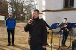 Udo Michael von der Stadtverwaltung Sangerhausen mahnte an, Kinder sollten sich mit der Geschichte befassen, um zu begreifen, dass es ihnen heute gut geht, und daraus schlie&szlig;en: Krieg wollen wir nie wieder haben. (Foto: Jochen Miche)