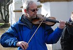 Dr. Albrecht B&ouml;rner spielt auf der Geige, die in der Dresdner Bombennacht von seiner Mutter aus dem brennenden Haus gerettet wurde, den Choral "O Haupt voll Blut und Wunden". (Foto: Jochen Miche)