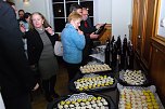 Der erfrischende Biervortrag von Dr. Gehring machte selbstredend Appetit. Zum Glück hatte er genügend Kostproben mitgebracht. Der Ziegenhof ergänzte das Probierangebot mit leckeren Käsehappen. (Foto: Jochen Miche) Der erfrischende Biervortrag von Dr. Gehring machte selbstredend Appetit. Zum Glück hatte er genügend Kostproben mitgebracht. Der Ziegenhof ergänzte das Probierangebot mit leckeren Käsehappen. (Foto: Jochen Miche)