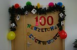 Gratulanten fanden im Pflegeheim leicht den Weg zur 100-J&auml;hrigen: Die Mitarbeiterinnen des Hauses hatten daf&uuml;r extra die T&uuml;r besonders geschm&uuml;ckt. (Foto: Jochen Miche)
