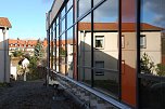 Das Hettstedter Gymnasium macht es nicht jedem leicht, sofort den Durchblick zu erhalten. Doch daf&uuml;r gibt es T&uuml;ren und - f&uuml;r die, die von au&szlig;en anklopfen - von innen freundlich ge&ouml;ffnete Fenster. (Foto: Jochen Miche)