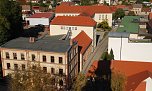 Das Hettstedter Gymnasium l&auml;sst sich auch gut von oben herab betrachten. Einblicke verwehrt es auf diese Weise indes. (Foto: Jochen Miche)