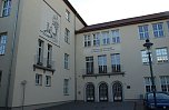 Die Namen &auml;ndern sich, der Anspruch bleibt: Wer hier hinein geht, kommt in der Regel kl&uuml;ger heraus. (Foto: Jochen Miche)