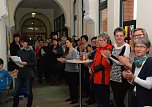 Der Auftritt der Kinder begeisterte das Publikum. Das Besondere: Wo gestalten schon bei einer Vernissage die Maler ihr eigenes musikalisches Begleitprogramm? (Foto: Jochen Miche)