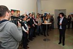Die Ausstellung ist er&ouml;ffnet. Die Landr&auml;tin l&auml;dt ihre Mitarbeiter(innen) und Besucher zur Besichtigung der Ausstellung ein. (Foto: Jochen Miche)