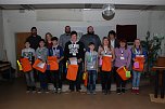 Aufstellung zum Erinnerungsfoto mit den Partnern des Projektes. Auf die acht Schulweghelfer, die aus Sangerhausen, Ro&szlig;la, Breitenbach, Kelbra, Stolberg und anderen Orten kommen, wartet eine verantwortungsvolle und nicht immer leicht zu bew&auml;ltigende Aufgabe. (Foto: Jochen Miche)