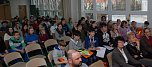 "Ihr seid nicht nur zum Applaudieren hier, sondern damit ihr dar&uuml;ber nachdenkt, dass im n&auml;chsten Jahr vielleicht ihr die Ausbildung zum Schulweghelfer macht", meinte, an die Sch&uuml;ler im Saal gewandt, mit einem aufmunternden L&auml;cheln Andreas Hintze von der Landesverkehrswacht. (Foto: Jochen Miche)