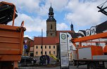 Der Mast steht, sp&auml;ter kommt noch die Laterne drauf, und schon ist alles wieder in bester Ordnung. (Foto: Jochen Miche)