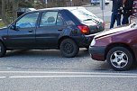 Auf ein Fahrzeug, das zur Seite fuhr und anhielt, um einem Feuerwehrauto Platz zu schaffen, fuhr der nachfolgende Pkw auf. (Foto: Jochen Miche) Auf ein Fahrzeug, das zur Seite fuhr und anhielt, um einem Feuerwehrauto Platz zu schaffen, fuhr der nachfolgende Pkw auf. (Foto: Jochen Miche)