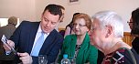 Wird die Landtagswahl am 13. M&auml;rz Geschichte schreiben? Der Chef der CDU-Fraktion im Landtag, Andr&eacute; Schr&ouml;der, im Gespr&auml;ch mit anderen Vereinsmitgliedern. (Foto: Jochen Miche)