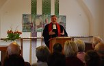Den Festgottesdienst "100 Jahre evangelisches Gemeindehaus und Jugendheim" gestalteten Pfarrer Johannes M&uuml;ller (im Bild), Pfarrerin Margot Runge, Kirchenmusikdirektorin Martina Pohl, Mitglieder des Posaunenchores, die evangelische Kantorei und zahlreiche weitere Akteure mit. (Foto: Jochen Miche)