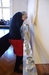 Das Ausblasen der 100 Kerzen bedurfte mehrerer Helfer. Im Bild: Lisa Marie Endrejat. (Foto: Jochen Miche)