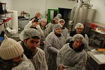 Sauberkeit ist Trumpf in der Molkerei. Also erhalten die Besucher Einweg-Kopfbedeckungen, -Kittel und -Schuh&uuml;berzieher. (Foto: Jochen Miche)