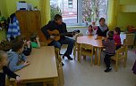 Ein Landtagsabgeordneter, der mal keine politischen Reden hält, sondern Kindern (und Erwachsenen) mit einem Lied Freude bereitet: Norbert Born. (Foto: Jochen Miche) Ein Landtagsabgeordneter, der mal keine politischen Reden hält, sondern Kindern (und Erwachsenen) mit einem Lied Freude bereitet: Norbert Born. (Foto: Jochen Miche)