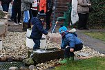 Was interessiert uns die Musik? Die Pumpe und der Wasserstrahl sind doch viel interessanter. Das sagten sich jedenfalls diese Jungs. Die übrigens ziemlich gut erzogen waren, denn sie beachteten die Ermahnungen, nicht ihre Sachen nass zu machen. Irgendwie jedenfalls klappte das. (Foto: Jochen Miche) Was interessiert uns die Musik? Die Pumpe und der Wasserstrahl sind doch viel interessanter. Das sagten sich jedenfalls diese Jungs. Die übrigens ziemlich gut erzogen waren, denn sie beachteten die Ermahnungen, nicht ihre Sachen nass zu machen. Irgendwie jedenfalls klappte das. (Foto: Jochen Miche)