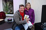 Sophie holte sich eine CD und ein Autogramm des Künstlers. Hier waren beide stolz - der Künstler auf seinen Fan, der Fan auf seine Bekanntschaft mit einem sympathischen Sänger und Musiker. (Foto: Jochen Miche) Sophie holte sich eine CD und ein Autogramm des Künstlers. Hier waren beide stolz - der Künstler auf seinen Fan, der Fan auf seine Bekanntschaft mit einem sympathischen Sänger und Musiker. (Foto: Jochen Miche)