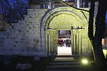 Geburtagsparty mit Rock und Dudelsack - vor der Frauenbergkirche wurde gestern f&uuml;r einen guten Zweck gefeiert (Foto: Angelo Glashagel)