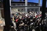 Geburtagsparty mit Rock und Dudelsack - vor der Frauenbergkirche wurde gestern f&uuml;r einen guten Zweck gefeiert (Foto: Angelo Glashagel)
