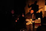 Geburtagsparty mit Rock und Dudelsack - vor der Frauenbergkirche wurde gestern f&uuml;r einen guten Zweck gefeiert (Foto: Angelo Glashagel)