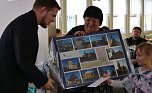 Mit einem Augenzwinkern &uuml;berreichte Gemeindekirchenr&auml;tin Jutta Pfeiffer dem neuen Pfarrer eine Collage, auf der die Kirchen seines Pfarrbereiches zu sehen sind: "Damit sie sie leichter finden." Er k&uuml;ndigte an, ab dieser Woche alle diese Kirchen besuchen zu wollen. (Foto: Jochen Miche)