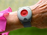 Der Alarmknopf sollte immer als Armband oder Halskette am K&ouml;rper getragen werden. (Foto: Johanniter-Unfall-Hilfe e.V. / Frank Schemmann)