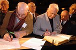 April: Ehemalige Dora-H&auml;ftlinge unterschreiben im Goldenen Buch (Foto: Wiethoff)