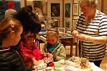 Erika Schacht (rechts), Leiterin der Klostermansfelder Handarbeitsgruppe, zeigt hier interessierten Kindern eine Handarbeitstechnik. Ihre bis zu 17 Mitglieder starke Gruppe trifft sich jeden Mittwoch, 18 Uhr, in der AWO-Begegnungsst&auml;tte. Frauen jeden Alters kommen dort zusammen und sind auch jederzeit willkommen. (Foto: Jochen Miche)