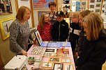 Gisela Renker bot einen interessanten Stand, bei dem insbesondere exzellente Fotografien ihrer Heimatgemeinde Helbra auffielen. (Foto: Jochen Miche)