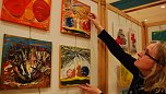Lebensbejahende, farbenfrohe Acrylmalerei stellt die Walbeckerin Ute Rabenalt aus. Ganz besonders entz&uuml;ckend: ihre Serie der sich liebenden Schnecken. Im "richtigen" Leben ist die Hobbyk&uuml;nstlerin staatlich gepr&uuml;fte Betriebswirtin. (Foto: Jochen Miche)