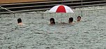 Mit Schirm, Charme und kaltem Wasser (Foto: privat/DRK)
