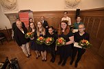 Gruppenbild am Steinway-Fl&uuml;gel: Die ausgezeichneten sachsen-anhaltischen Erstplatzierten beim Bundeswettbewerb Jugend musiziert. (Foto: IHK Halle-Dessau (Abraham))