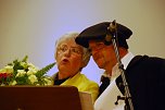 Eislebens Oberb&uuml;rgermeisterin Jutta Fischer und Tourismus-Manager Torsten Lange-Klemmstein begeisterten mit Texten zum Thema Martin und Katharina Luther. Der Blumenstrau&szlig; stellte &uuml;brigens Luthers Familienwappen, die Lutherrose, dar. (Foto: Jochen Miche)