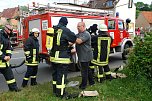 Vorbereitung auf den Einsatz in voller Schutzkleidung. Das Ankleiden ist m&uuml;hsam. Gut, wenn da jemand hilft. (Foto: Jochen Miche)