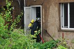 Die M&auml;nner gehen von hinten ins Haus, um von dort aus den Brand zu bek&auml;mpfen. (Foto: Jochen Miche)