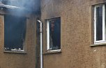 Im Haus lodern noch immer die Flammen. (Foto: Jochen Miche)