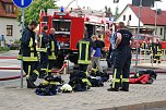Erleichterung am Ende des Einsatzes. Nun hei&szlig;t es: Raus aus Hitze, Qualm und - Klamotten. Und: durchatmen. (Foto: Jochen Miche)
