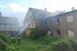 Auch von der Gartenseite aus musste das Haus besprengt werden. Einige Fachwerkbalken hatten bereits zu brennen begonnen. (Foto: Jochen Miche)