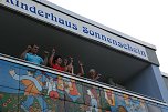 Ausgelassene Stimmung herrschte beim Platzkonzert der Fanfarengarde auch auf dem Balkon. (Foto: Jochen Miche)