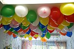 Hier im Kinderhaus "Sonnenschein" ging es heute rund und bunt zu, sogar an der Decke. Die Luftballons warteten auf ihren Einsatz beim Umzug und danach, als sie in den Himmel geschickt wurden. (Foto: Jochen Miche)