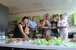 Die neue Lehrk&uuml;che f&uuml;r die Ellricher Regelschule wurde so eingeweiht wie es sich f&uuml;r eine gute K&uuml;che geh&ouml;rt (Foto: Angelo Glashagel)