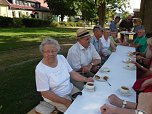 Eine lange, wei&szlig; eingedeckte Tafel lud ein zum Kaffeetrinken (Foto: I. Schoolmann)