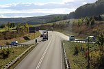 Schwerer Unfall zwischen Abschleppwagen und Br&uuml;cke (Foto: Karl-Heinz Herrmann)