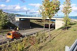 Schwerer Unfall zwischen Abschleppwagen und Br&uuml;cke (Foto: Karl-Heinz Herrmann)