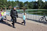 Taucher im Schwimmbad im Einsatz (Foto: Karl-Heinz Herrmann)