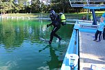 Taucher im Schwimmbad im Einsatz (Foto: Karl-Heinz Herrmann)